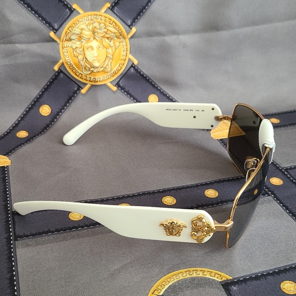 💯% GENUINE VERSACE UNISEX LOGO FRAME SUNGLASSES - Picture 3 of 16